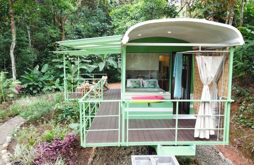 Savegre Haus | Jungle Bus, 5 min drive to PlayaLinda, 15 to Dominical, Wifi Starlink