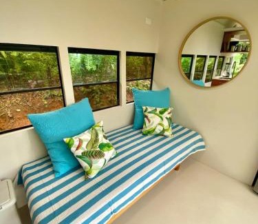 Savegre Haus | Jungle Bus, 5 min drive to PlayaLinda, 15 to Dominical, Wifi Starlink
