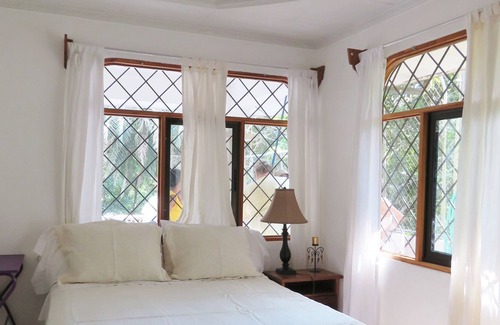 Valle Pura Vida Haus | Dschungelblick, Privat, Strand- / Stadtnähe, W / Pool, Aras, Titi-Affen