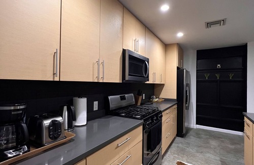 North Side Haus | Jungle Zen House @ Fort Rocks near beach! (Sleeps 6 - 2 King & 2 Single Beds)