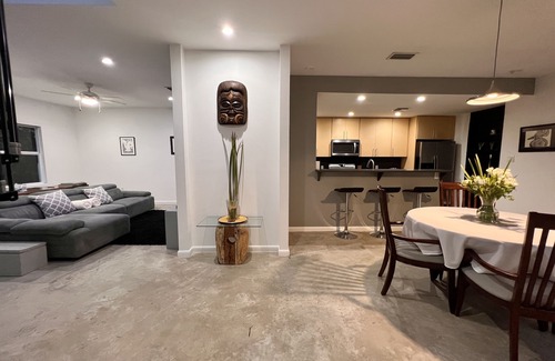 North Side Haus | Jungle Zen House @ Fort Rocks near beach! (Sleeps 6 - 2 King & 2 Single Beds)