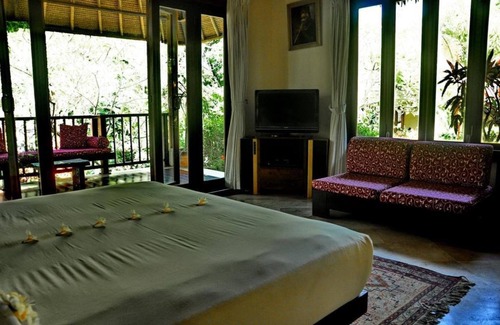 Celuk Haus | Junior Suite Zimmer in Sukawati, umgeben von üppigem Garten