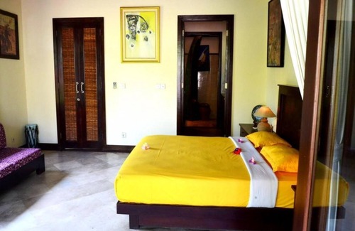 Celuk Haus | Junior Suite Zimmer in Sukawati, umgeben von üppigem Garten