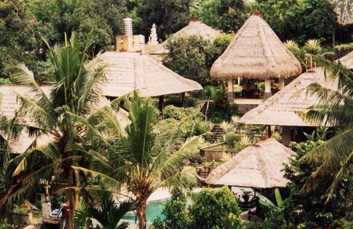 Celuk Haus | Junior Suite Zimmer in Sukawati, umgeben von üppigem Garten