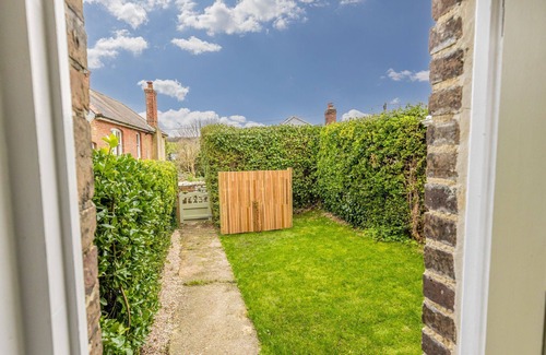 West Lulworth Haus | Juniper Cottage, Lulworth. Sleeps 5 & Baby