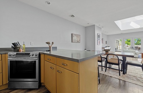 Saint Joseph Eigentumswohnung | Juniper Presents Lighthouse Lookout: Upscale Loft, Walk to Beach, Culture + Cuis