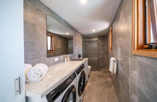 Torrensville Villa | Jupiter & Neptune - In-ground Pool & Mini Bar