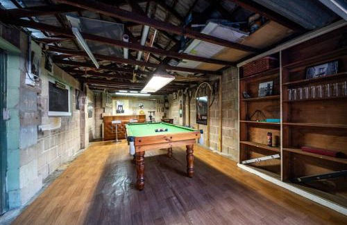 Torrensville Villa | Jupiter & Neptune - In-ground Pool & Mini Bar