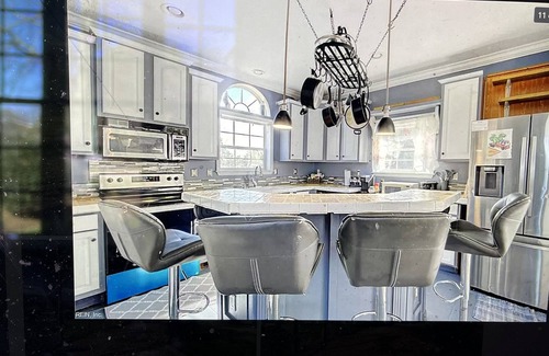 Severn Haus | Just a 30 minute drive to bush gardens and water country