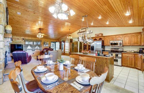 Cassville Haus | Just a Cast Away Cassville Cabin with Covered Deck