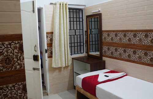 Nanganallur Haus | Just Guest House