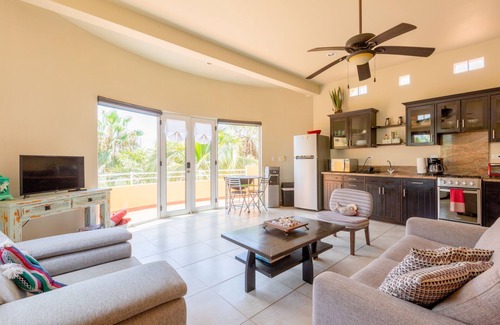 Cerritos Eigentumswohnung | Schritte zum Strand von Cerritos; Panoramablick von Ihrem privaten Dachbalkon!