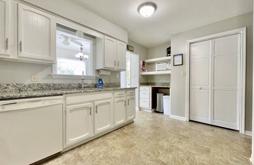 Chic's Beach Haus | Wunderschönes Zuhause nur wenige Schritte zum Strand mit Blick auf das Wasser!