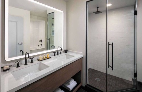 Downtown Chicago Resort | Just What You Were Looking For! Near Chicago Tribune Tower, Pets are Allowed