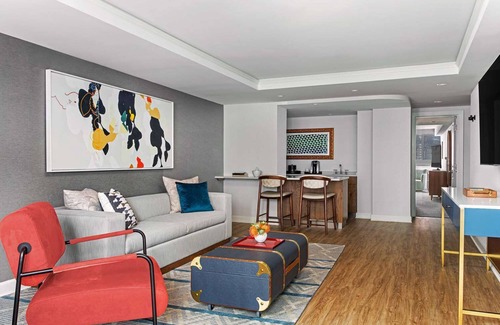 Downtown Chicago Resort | Just What You Were Looking For! Near Chicago Tribune Tower, Pets are Allowed