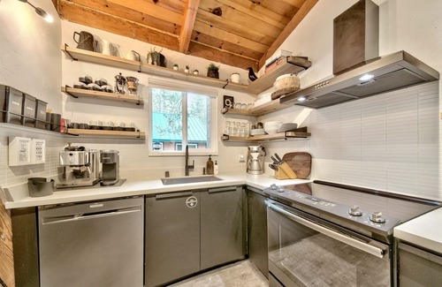 Pioneer Trail Skihütte | Süßes Chalet in Tahoe! Tolle Lage, Retro Dekor, Waldgebiet, 1. 5 BD / BA