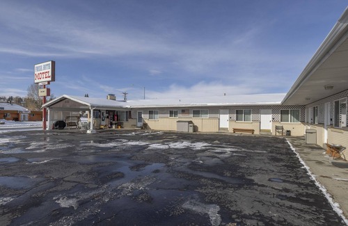Frontier Haus | KABINO: Fossil Butte Motel #12 2QueenBeds A/C Mini Fridge Microwave Cable Wifi