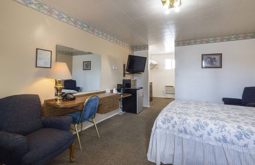 Frontier Haus | KABINO: Fossil Butte Motel #12 2QueenBeds A/C Mini Fridge Microwave Cable Wifi