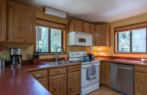 Alpine Northeast Haus | KABINO: New! Snowmobiling ATV Trails Nearby Rivers Yellowstone Grand Tetons Jackson Free Wifi
