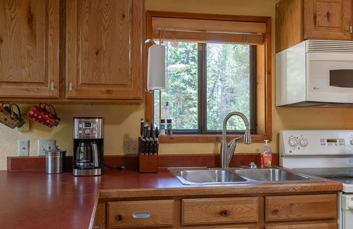Alpine Northeast Haus | KABINO: New! Snowmobiling ATV Trails Nearby Rivers Yellowstone Grand Tetons Jackson Free Wifi