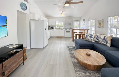 Rum Point Haus | Kai Baby Waterfront Cottage Private Pool Cabana Kayaks Paddleboards & Bikes!