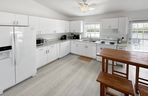 Rum Point Haus | Kai Baby Waterfront Cottage Private Pool Cabana Kayaks Paddleboards & Bikes!