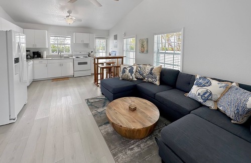 Rum Point Haus | Kai Baby Waterfront Cottage Private Pool Cabana Kayaks Paddleboards & Bikes!