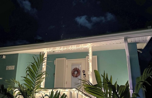Rum Point Haus | Kai Baby Waterfront Cottage Private Pool Cabana Kayaks Paddleboards & Bikes!