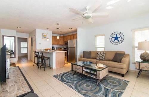 Rum Point Wohnung | Kaibo Dreams - Modern Condo with Shared Pool & Jacuzzi, Walk to Restaurants