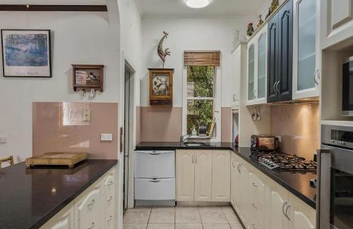 New Town Haus | Kallara House walk to restaurant strip
