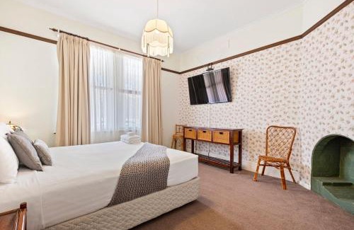 New Town Haus | Kallara House walk to restaurant strip