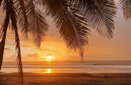 Quebrada La Gamba Haus | Kami House conveniently located near the beach perfect for a couple or family.