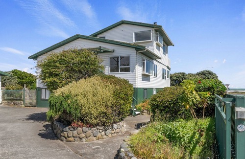 Otaki Beach Haus | Kapiti Magic - Otaki Beach Holiday Home