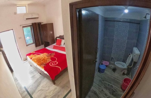 Khajuraho Hotel | Karma hostel free wifi 5-bedroom hotel in charming Khajuraho with AC