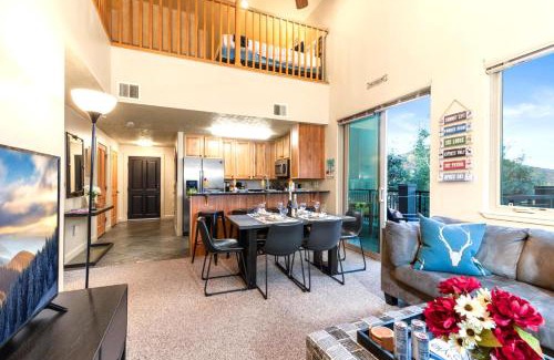 Kimball Junction Wohnung | KBM Resorts Crestview Condos Spacious condo near Olympic Park with gas fireplace year-round pool hot tub and shuttle access CVC-308B