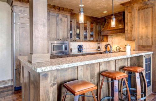 Park City Haus | KBM Resorts Luxurious Vintage on the Strand Ski Access 2 Family rooms 3 Fireplaces FREE Shuttle to Lifts Pri Hot tubVIN-17