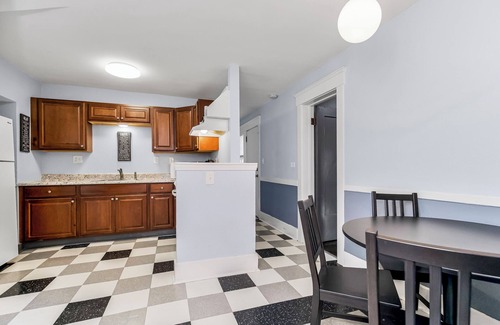 Hyde Park Haus | KC Parkside walkout - walkable to The Plaza and The Nelson