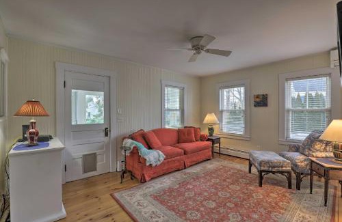 Kennebunk Haus | Kennebunk Cottage with Yard Less Than 1 Mi to Beach!