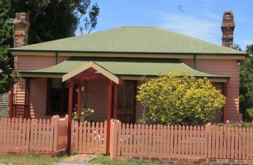 Strahan Haus | Kerrellie Cottages 2, 4 & 8 Reid Street