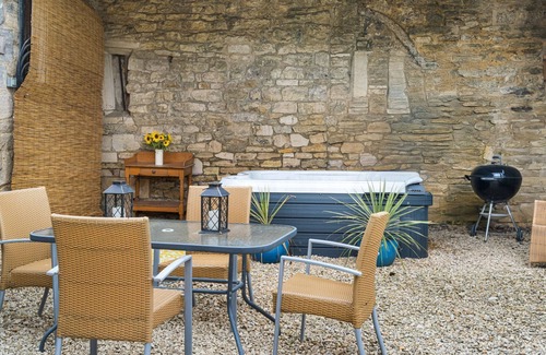 King's Stanley Hütte | Kestrel Barn, Leonard Stanley - sleeps 5 guests in 2 bedrooms