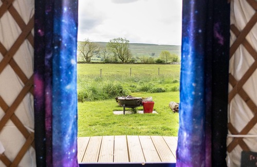 Hawes Haus | Kestrel Yurt sleeps up to 6 guests with hot tub and views across Wether Fell