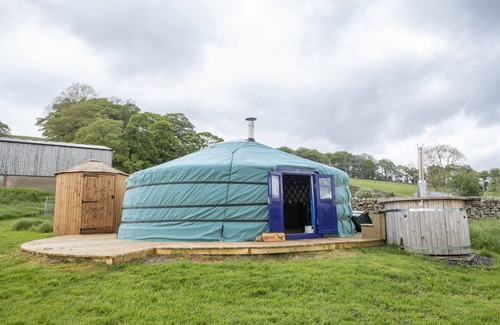 Hawes Haus | Kestrel Yurt sleeps up to 6 guests with hot tub and views across Wether Fell