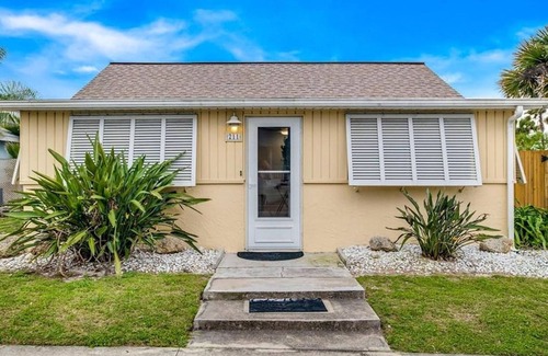 Flagler Beach Hütte | Key Lime Cottage - Updated - 1 Minute Walk to Beach & Pier