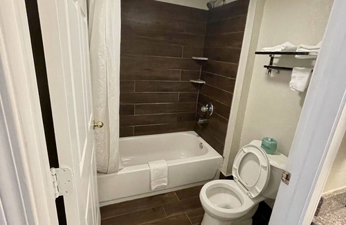 Roanoke Hotel | Key West Inn - Roanoke