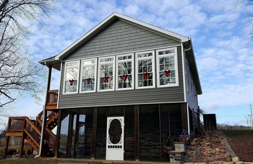 Somerset Hütte | Kick back and relax in this calm, stylish cottage on the creek.
