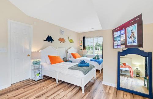 Winston - Salem Haus | Kid Friendly Park Arcade Fenced Yard Firepit Grill