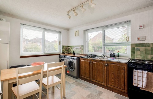 Kidlington Haus | Kidlington 3 BR House & parking & large garden