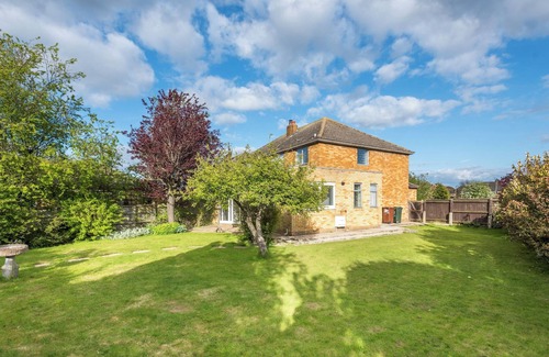 Kidlington Haus | Kidlington 3 BR House & parking & large garden
