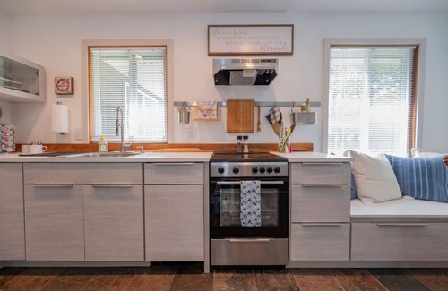 Lynchburg Haus | King + 2 Queen Beds | 3 Smart TV`s | *WALK to LU*