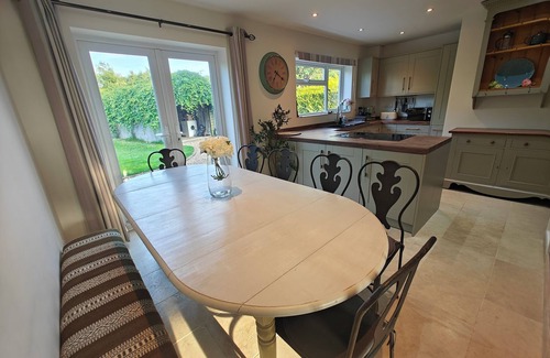 South Cadbury Haus | King Arthur’s Rest- Charming Eco Home, Garden & Hot Tub. Sleeps 10. Pet friendly